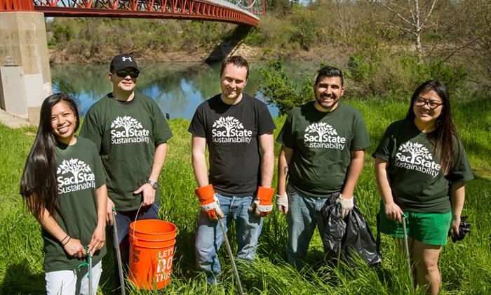 sac state sustainability students participate in american river clean up event.