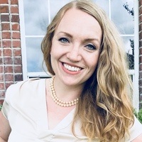 elizabeth earle headshot