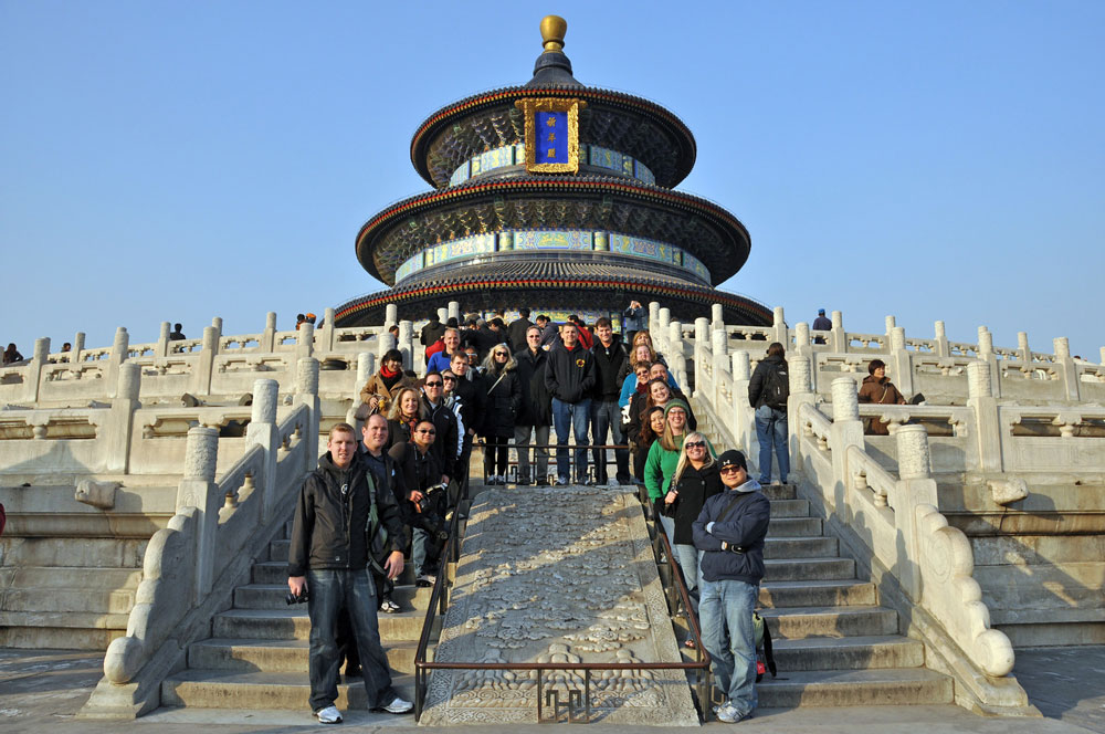 EMBA class pose on Chinese architecture