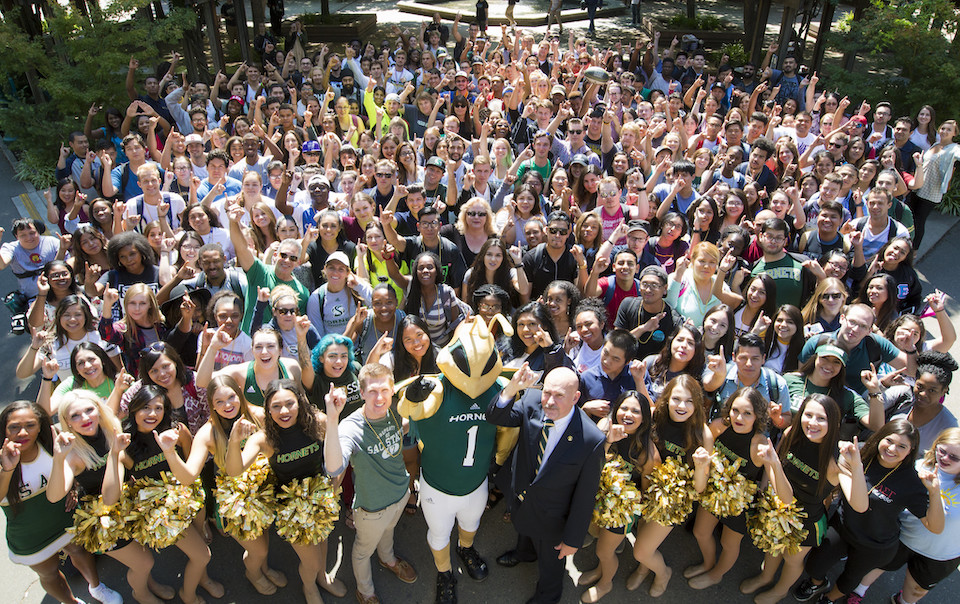 Hive photo with student body and Herky the hornet