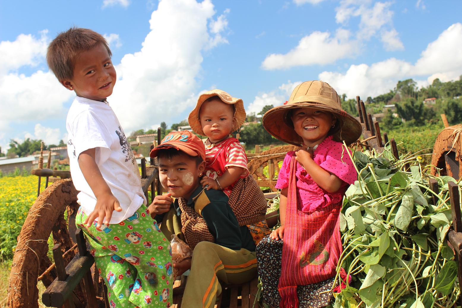 kids_in_field