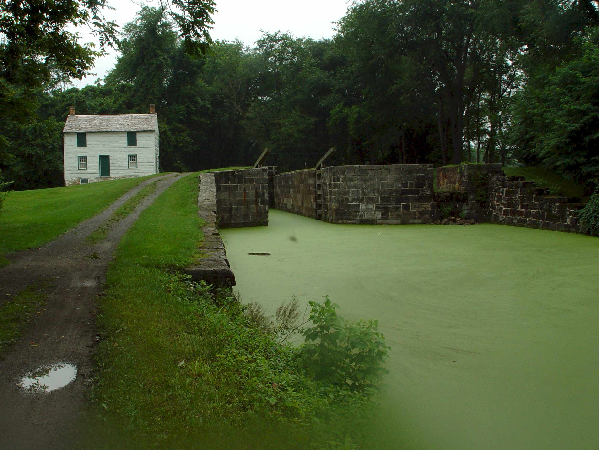 06903CanalHouseAndLock.jpg (361020 bytes)