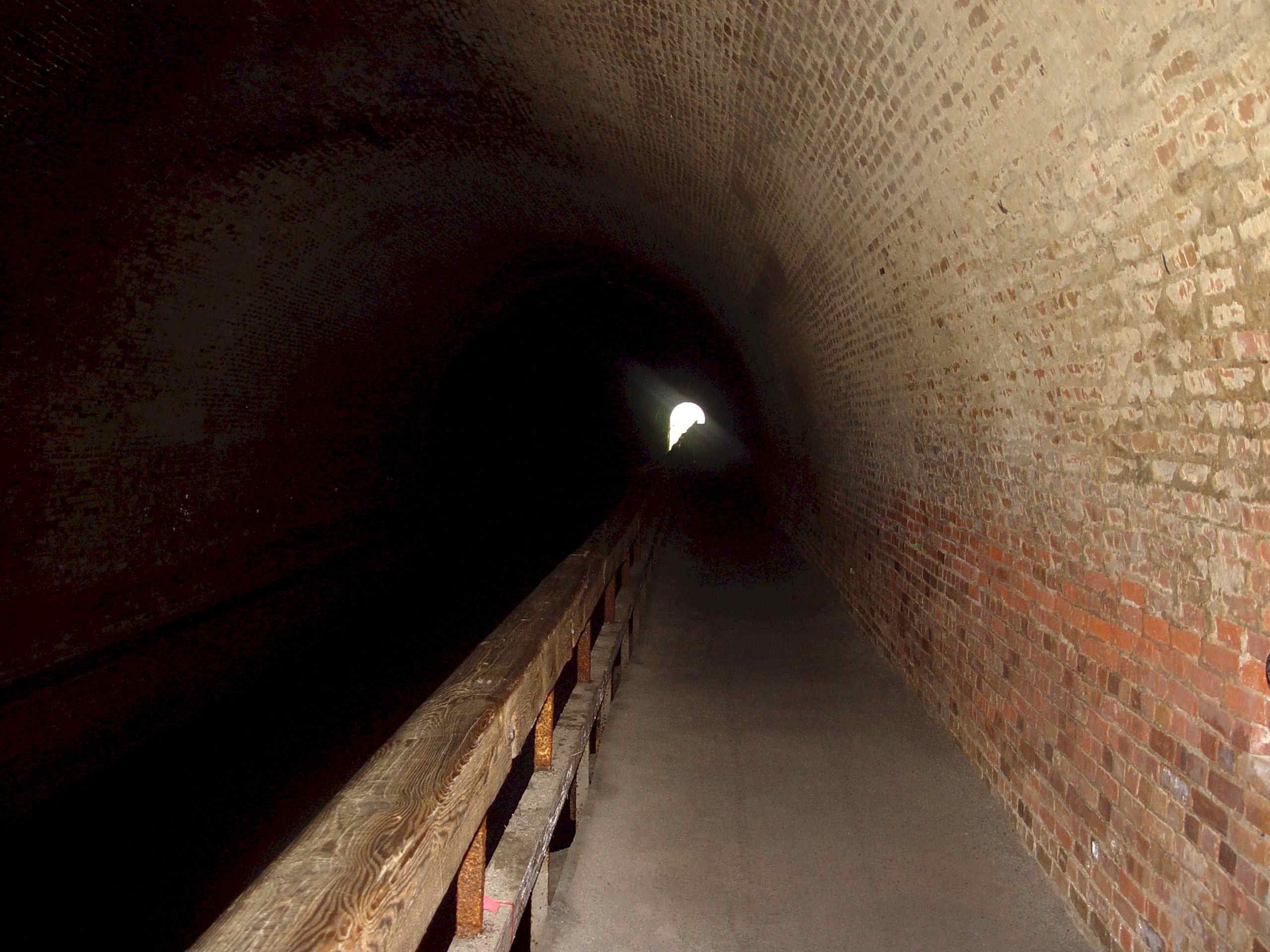 06925LightAtTheEndOfThePawPawTunnel.jpg (277657 bytes)