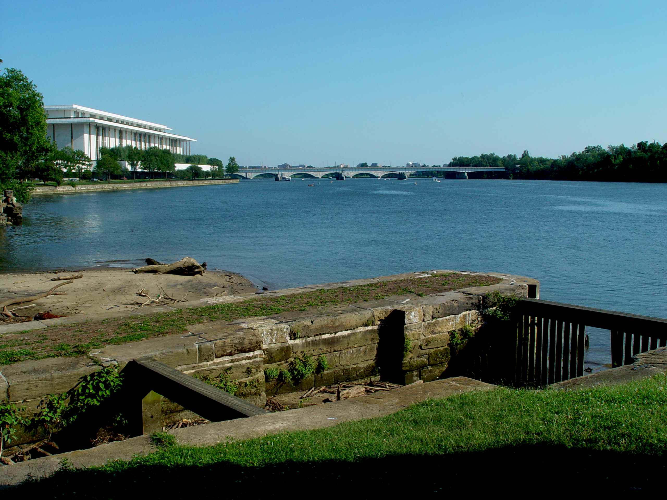 07041Lock1Georgetown.jpg (350073 bytes)