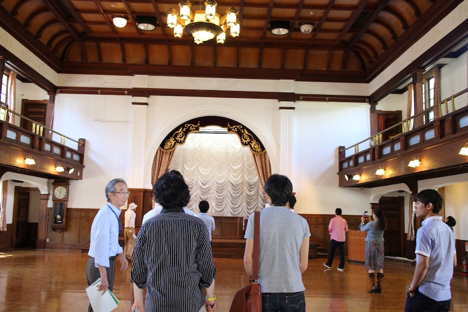 Students taking a tour at Shinshu University.