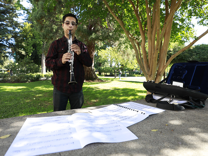 Luis Cruz playing clarinet.