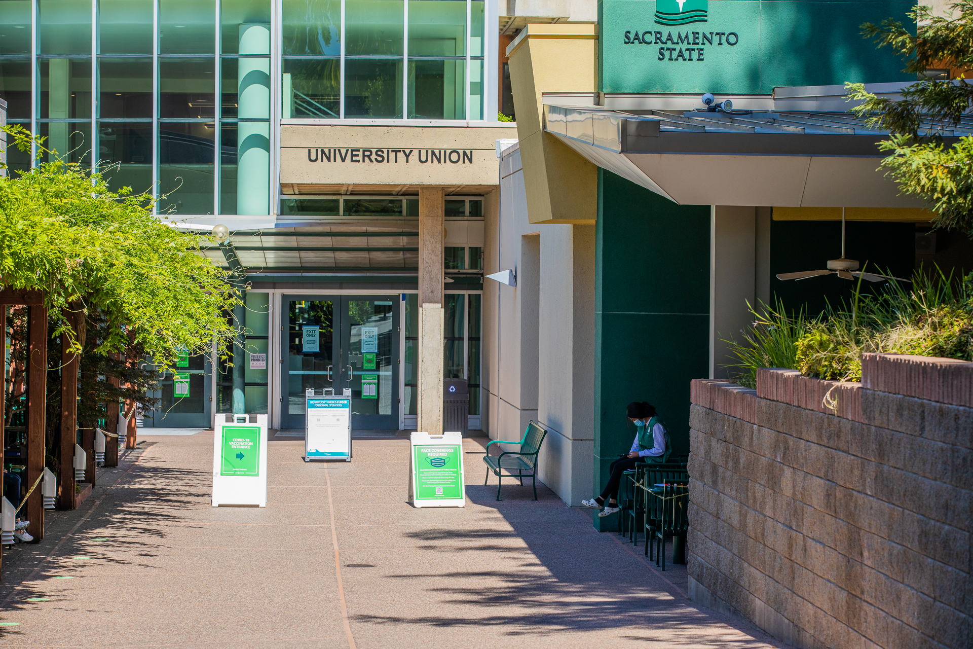 The path leading to the entrance to the University Union, with signs pointing the way to the vaccination clinic