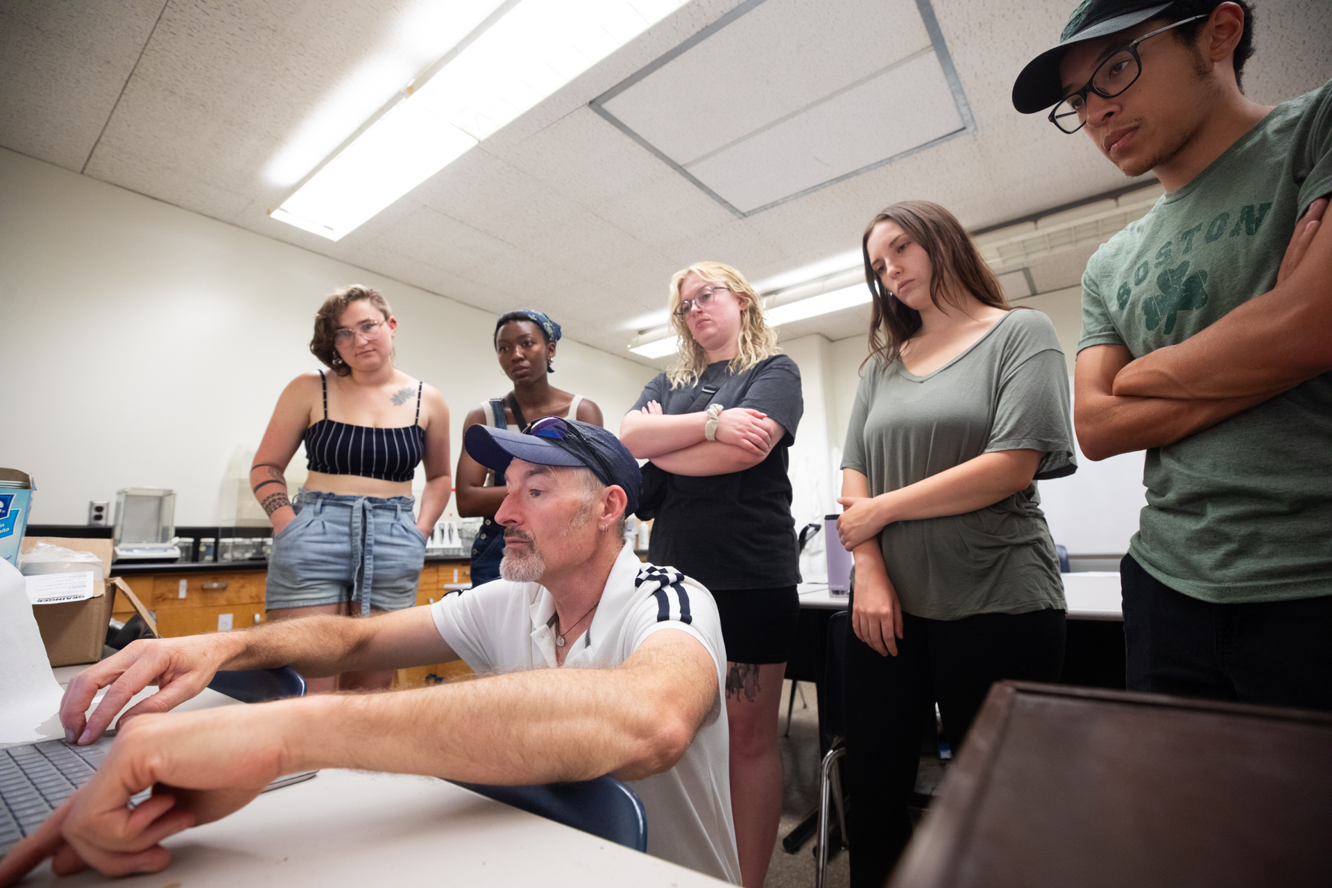 Students use computers and other technology to research local air quality.