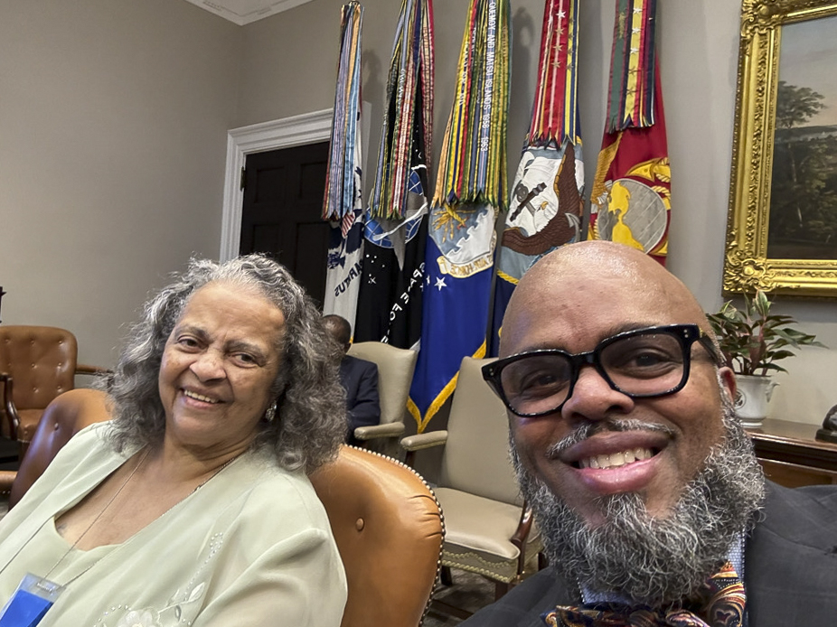 Jeffery Benson and his mother in the White House. 